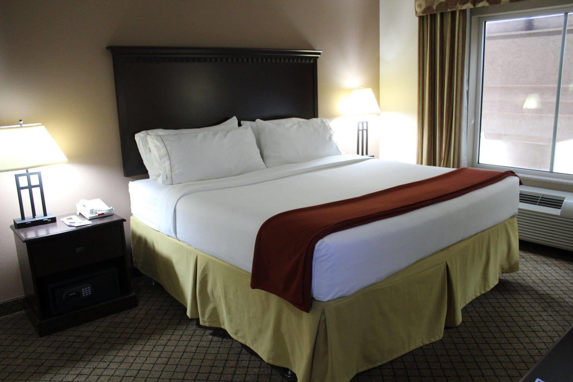 Holiday Inn Express Hotel & Suites Sedalia By Ihg Екстер'єр фото