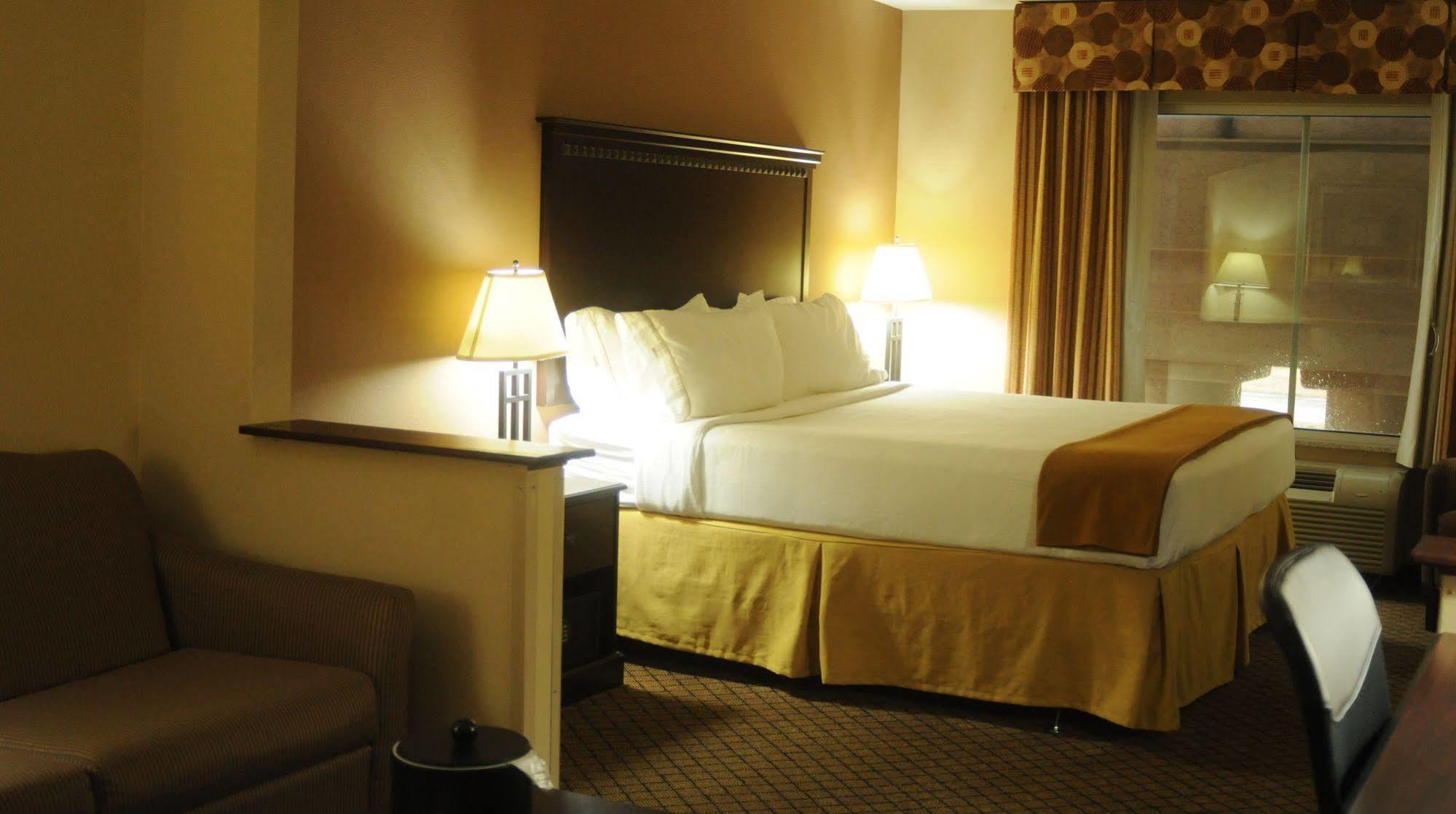 Holiday Inn Express Hotel & Suites Sedalia By Ihg Екстер'єр фото